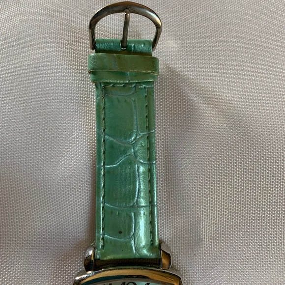 Working Green Pearlescent Watch with Brand New Battery! - Picture 3 of 9